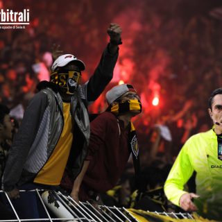 Il tifo rumoroso influenza l'arbitro e gli errori arbitrali