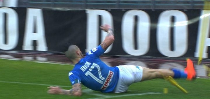 Napoli - Spal, Hamsik rompe bandierina