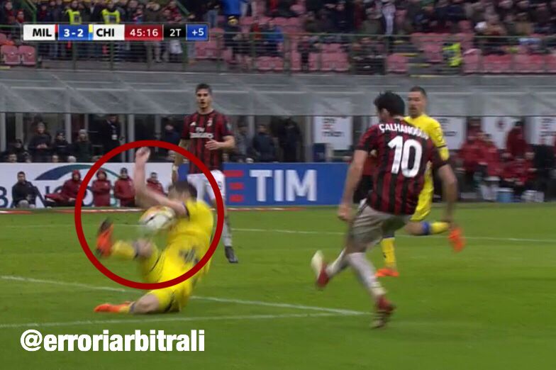 Milan Chievo - La moviola e il rigore concesso per fallo di mano